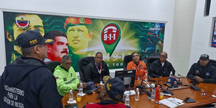 Almirante Oti Paituvi supervisa acciones preventivas para jornada electoral en sala situacional de VEN 9-1-1