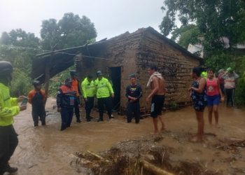 El Sistema Nacional de Gestión de Riesgo (SNGR) brinda asistencia a familias afectadas por desastre natural en Tunapuy