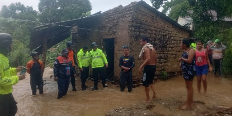 El Sistema Nacional de Gestión de Riesgo (SNGR) brinda asistencia a familias afectadas por desastre natural en Tunapuy