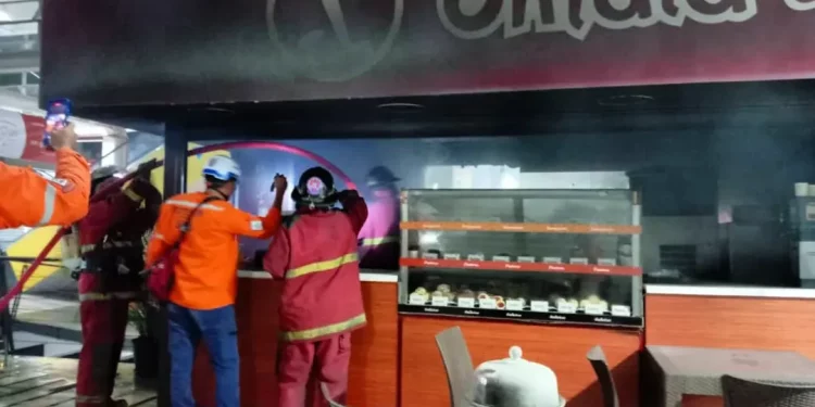Controlado incendio en local de comida del C.C. Expreso en Chacaito gracias a rápida actuación de Protección Civil y Policía de Chacao