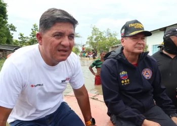 El Viceministro de Protección Civil supervisa zona de Santa Bárbara en el Lago de Maracaibo ante crecida del río Chama
