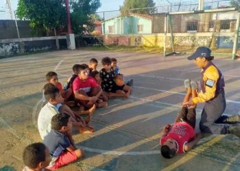 Capacitan a niños de Falcón en primeros auxilios para prevenir emergencias: SNGR lidera conversatorio en Arístides Calvani