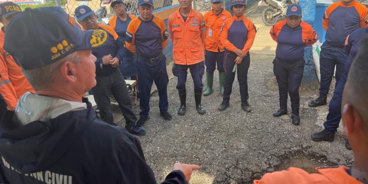 Viceministro Almirante Oti Paituvi inspeccionó y dotó equipos a la ZOEDAN de Apure