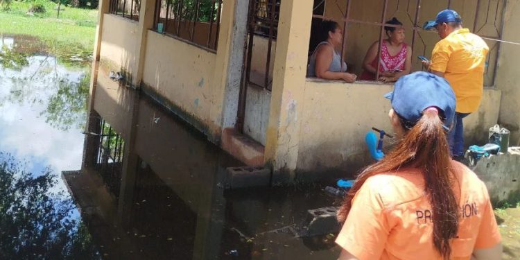 SNGR atendió a familias afectadas por las inundaciones en Bolívar