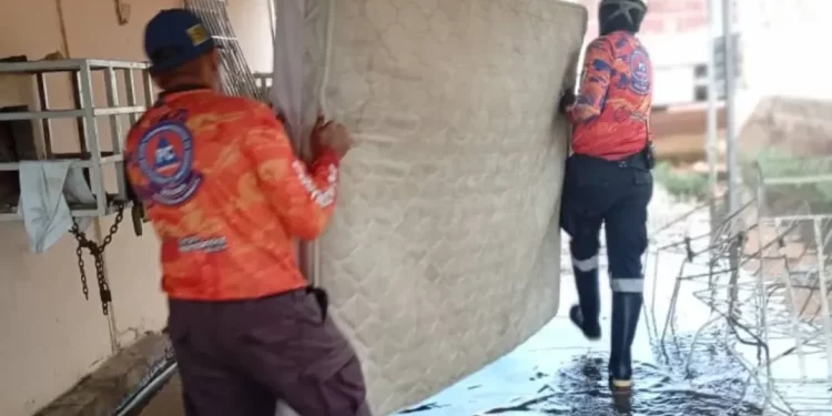 SNGR apoya en evacuación a comunidades en Bolívar