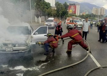 PC Chacao realizó labores de mitigación al fuego en la Autopista Gran Cacique Guaicaipuro