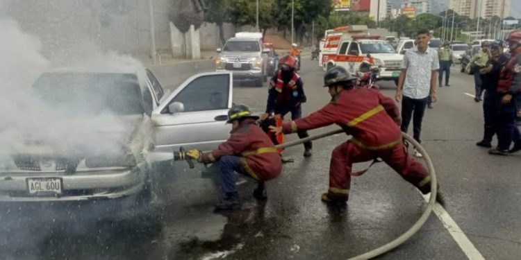 PC Chacao realizó labores de mitigación al fuego en la Autopista Gran Cacique Guaicaipuro