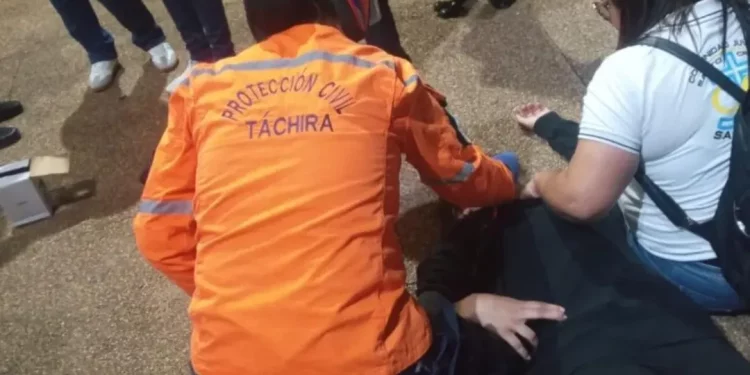PC Táchira atiende a grupo de jóvenes descompensados en acto religioso