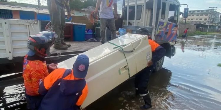 Protección Civil atiende a las comunidades afectadas por la crecida del río Orinoco