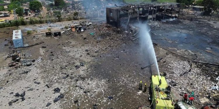 SNGR controló fuerte incendio en la fábrica de fuegos artificiales en el estado Zulia