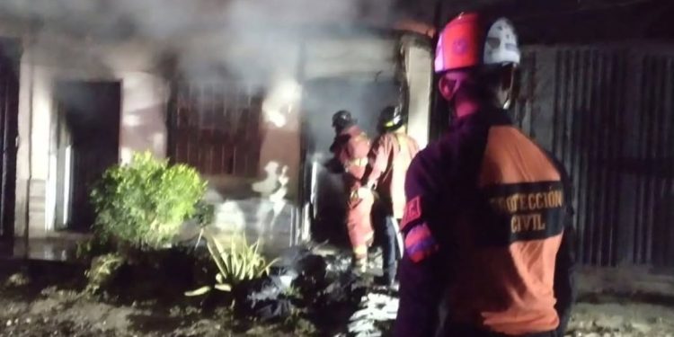Protección Civil Táchira mitiga riesgos tras incendio en una vivienda