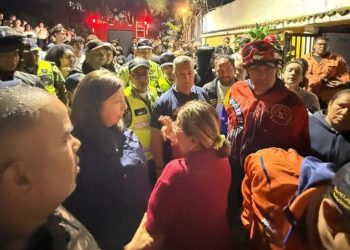 Protección Civil Capital rescata a los habitantes de una vivienda en la Parroquia Altagracia