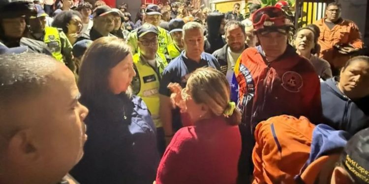 Protección Civil Capital rescata a los habitantes de una vivienda en la Parroquia Altagracia