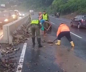 DNPCAD realizó operativo de remoción de escombros en la autopista Caracas–La Guaira