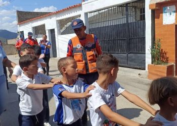 SNGR realizó un simulacro de desalojo en escuela del estado La Guaira