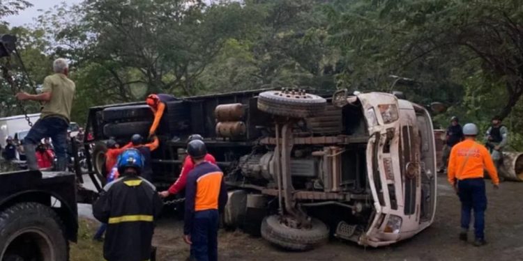 SNGR atendió volcamiento de vehículo de carga en la Troncal 2 en el estado Guárico