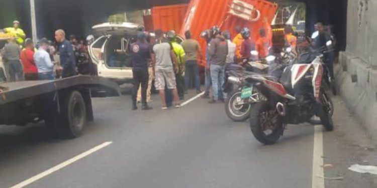 SNGR atendió accidente de tránsito en la autopista Gran Cacique Guaicaipuro