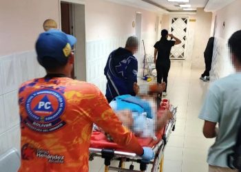 Protección Civil atiende a una adulta mayor tras sufrir una caída