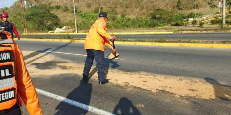 Protección Civil mitiga riesgos tras derrame de hidrocarburo en el estado Anzoátegui