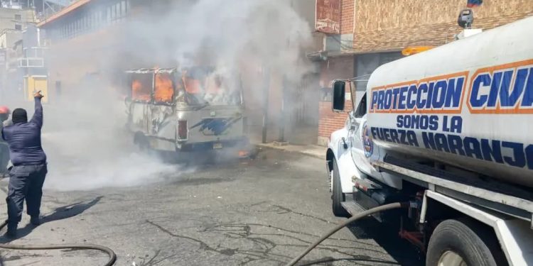 Protección Civil controló incendio de transporte público en el Distrito Capital