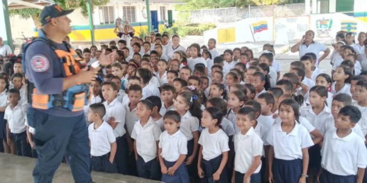 Protección Civil capacitó a la U.E.E Rómulo Gallegos en el estado Bolívar