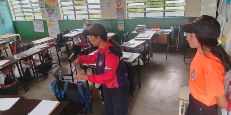 Unidad Educativa Estadal «Aristóbulo Isturiz» recibió capacitación sobre la autoprotección ante eventos sísmicos
