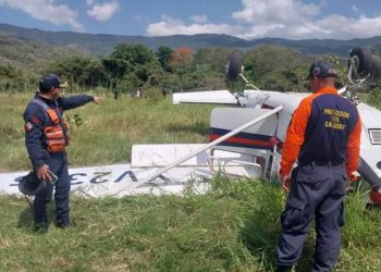PC atiende a tripulantes de la aeronave que aterrizó de emergencia en el estado Carabobo