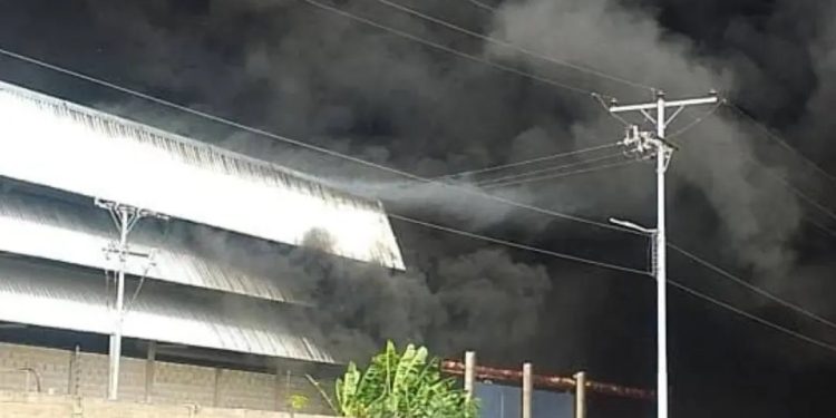 SNGR controló incendio en una planta empaquetadora en el estado Carabobo