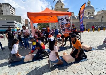 Brigada Juvenil e Infantil de Protección Civil colocó puesto informativo en la Iglesia Santa Teresa