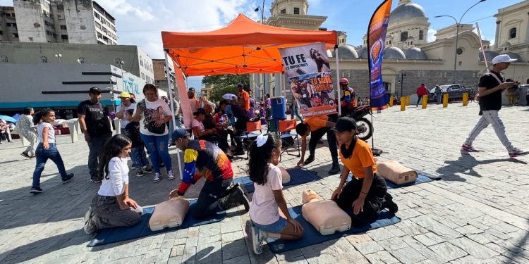 Brigada Juvenil e Infantil de Protección Civil colocó puesto informativo en la Iglesia Santa Teresa