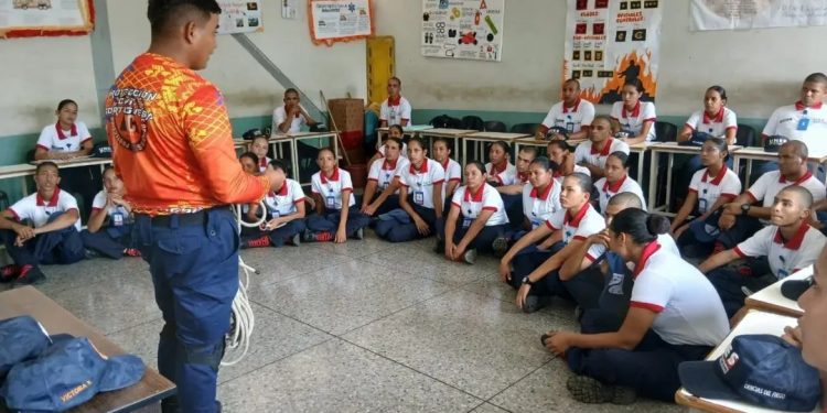 Protección Civil dictó taller sobre manejo de cuerdas y anclajes en el estado Portuguesa