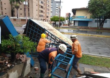 Protección Civil realizó labores de mitigación de riesgo tras colapso de una valla publicitaria en el estado Lara