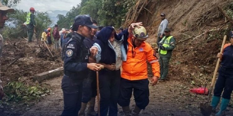 SNGR rescató a 45 turistas atrapados tras derrumbe en el balneario Cascada del Vino en el estado Lara
