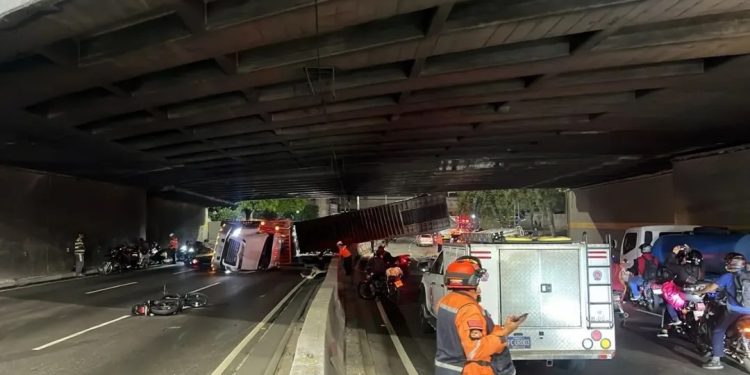 Protección Civil atiende colisión vehicular en la autopista Gran Cacique Guaicaipuro