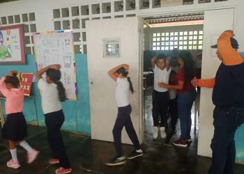 Protección Civil realizó simulacro de autoprotección en escuela del estado Sucre
