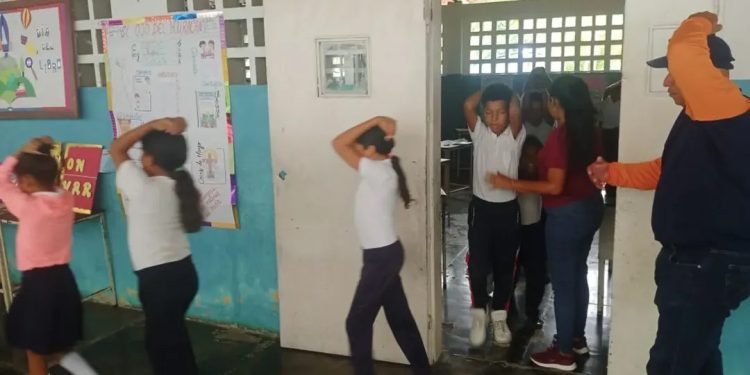 Protección Civil realizó simulacro de autoprotección en escuela del estado Sucre