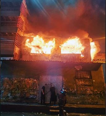 Protección Civil presta apoyo para sofocar incendio en AV. Andrés Bello de Caracas