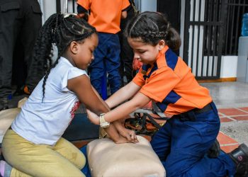 Protección Civil realiza actividad formativa a niños del campamento Cesar Rengifo en Caracas