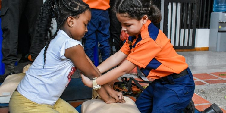 Protección Civil realiza actividad formativa a niños del campamento Cesar Rengifo en Caracas