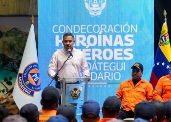 Gobierno de Anzoátegui condecora a 138 funcionarios de Protección Civil