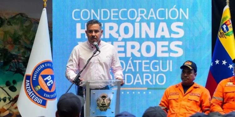 Gobierno de Anzoátegui condecora a 138 funcionarios de Protección Civil