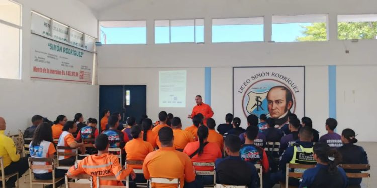 Protección Civil forma en materia de Atención ante emergencias y Desastres en el estado Sucre