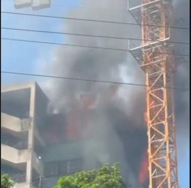Protección Civil mitiga riesgos tras incendio de gran magnitud en empresa de cosméticos