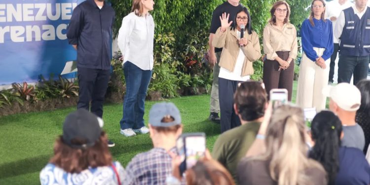 Presidenta Delcy entrega financiamientos a los habitantes afectados en Altamira