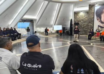 Viceministro Oti Paituvi lidera el Simposio «Multiamenaza La Guaira»