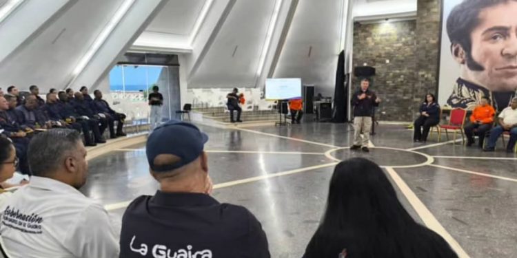 Viceministro Oti Paituvi lidera el Simposio «Multiamenaza La Guaira»