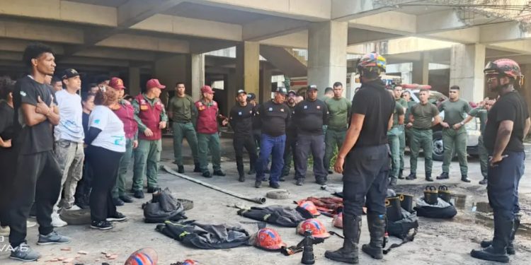 Protección Civil del Gobierno de Caracas realiza práctica integral de Combate de Incendios