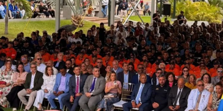 Más de 800 funcionarios de Protección Civil reciben la orden “Héroes de Chacao”