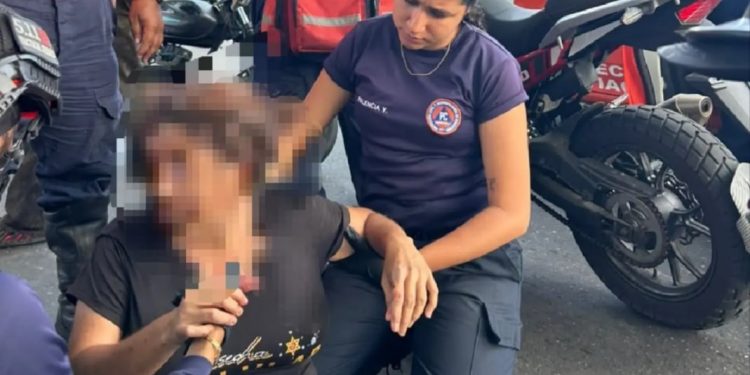 Protección Civil atiende a mujer lesionada tras colisión vehicular en el estado Aragua