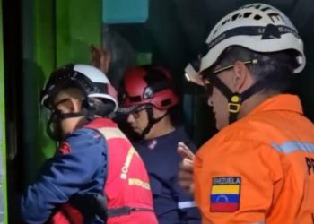 Protección Civil Los Salias rescata a dos personas atrapadas en un ascensor